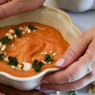 ​¡Atención! 🧡 Si buscas una sopa reconfortante, llena de sabor y con una textura increíblemente sedosa, ¡esta Crema de Calabaza y Batata Asadas es tu próxima obsesión!

​El secreto está en asar las verduras hasta que estén tiernas y ligeramente caramelizadas, lo que potencia su dulzura natural y le da un toque delicioso. Con una pizca de comino y canela, y la cremosidad de la leche evaporada, cada cucharada es puro calor de hogar.

​Perfecta para estos días frescos o para darle un toque especial a tu menú semanal. Además, ¡es súper fácil de hacer y apta para #BatchCooking!

​¿Quién se apunta a probarla? ¡No te arrepentirás! 😉

​#CremaDeCalabaza #BatataAsada #SopasCaseras #RecetasDeOtoño #CocinaSaludable #ComidaReal #HealthyFood #HomeMadeSoup #CremasDeVerduras #LoHeCocinadoYo #RecetasFaciles #ConfortFood #Vegetariano #CalabazaYBatata #RecetaDelDia #recipeoftheday #instagood #lhcy