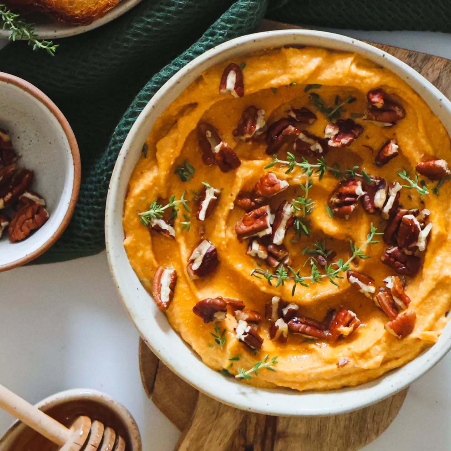 Seguimos con las recetas de otoño y su ingrediente estrella, la calabaza, tenía guardada una joya en el cajón de las recetas pendientes que tenía ganas de compartir. 🧡

Este Dip Cremoso de Calabaza y Feta es la prueba de que la calabaza es mucho más que cremas y postres. Es una receta que te sorprenderá por su increíble equilibrio: tiene la dulzura natural de lo asado, la intensidad salada del feta y una textura espectacularmente suave.

Es mi nuevo aperitivo favorito para los fines de semana o para una cena con amigos. Eso sí, ¡es de esas recetas que amas u odias, pero que tienes que probar!

👉 Te dejo todos los trucos (incluido el paso obligatorio del reposo en frío) para que te quede perfecto. 

Tienes el enlace directo a la receta completa en mi Bio.

👇 Y tú, ¿eres del equipo que usa la calabaza solo en recetas dulces o te atreves con lo salado? ¡Te leo!

#AperitivoDeOtoño #RecetasDeOtoño #Calabaza #IngredienteEstrella #RecetaConCalabaza #DipCasero #QuesoFeta #Foodie #CocinaCasera #HechoEnCasa #recipeoftheday #photography #instagood #lhcy #lohecocinadoyo